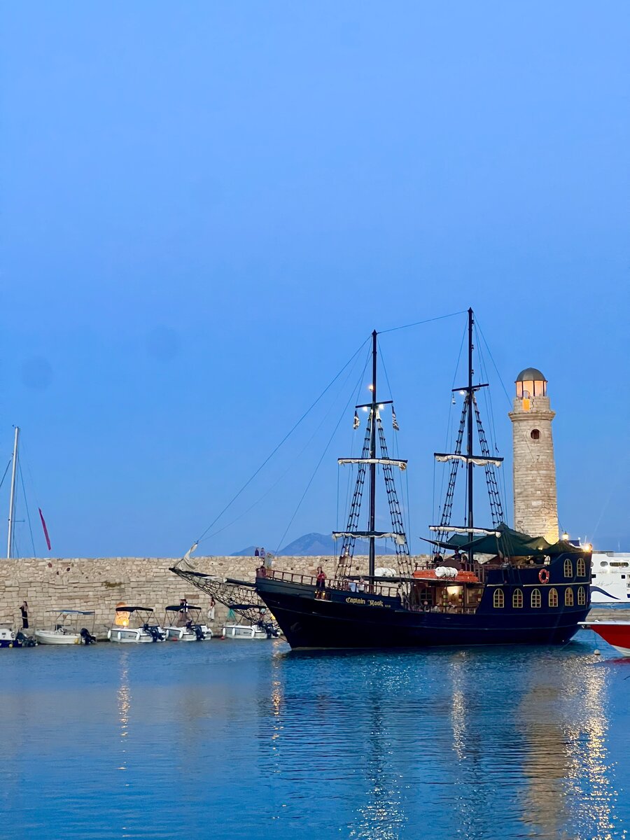 Historischer Hafen mit Leuchtturm auf Kreta
